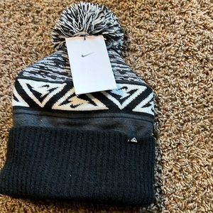 Adult unisex nike trail lined Pom hat